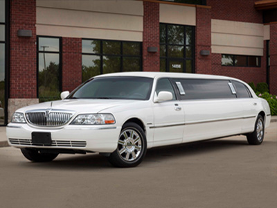 White Lincoln Town Car Limousine Detroit, MI - Dream Limousines Inc.